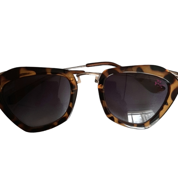 BETSY JOHNSON Cateye Cheetah Print Sunglasses - Picture 5 of 6